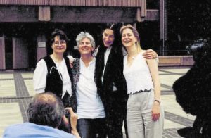 Joanna Wilson, Lotta Kronlid y Andrea Needham actúan contra una fábrica de armamento